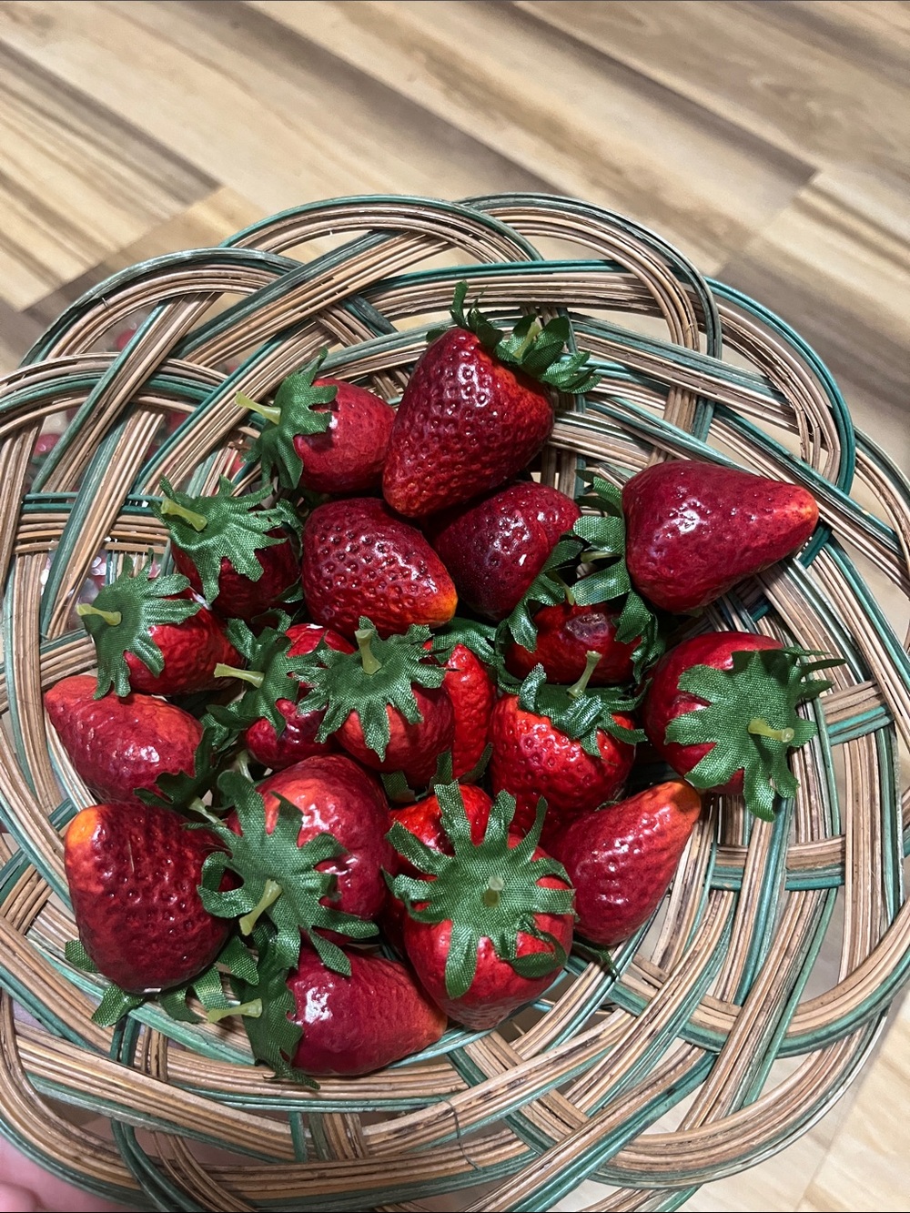 Bulk of 24 pieces Artificial / fake strawberries